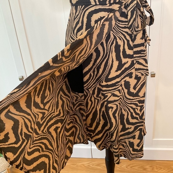 Ganni Animal Print Wrap Dress Belted Short Sleeve Black and Tan  Size 36 US 4 - Picture 6 of 16